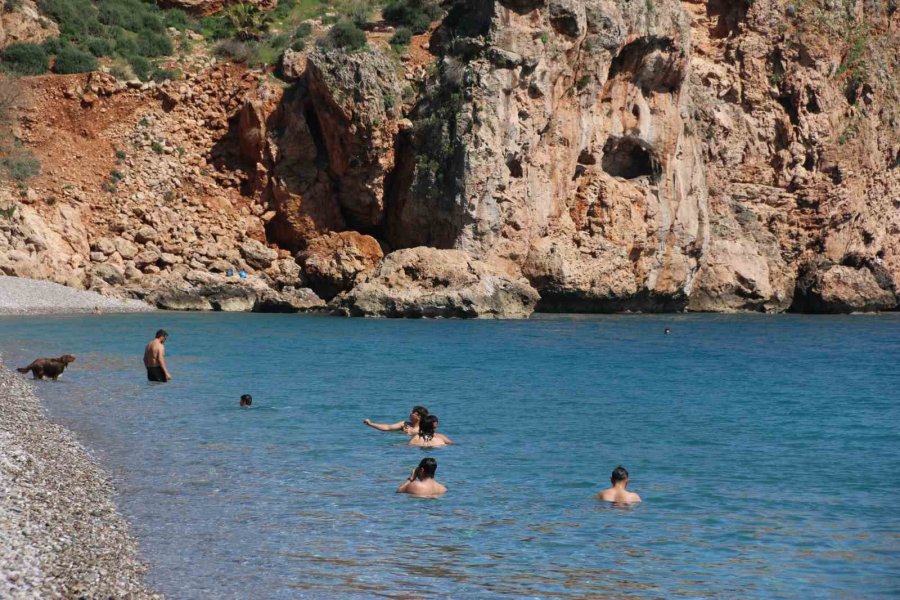 Antalya’da Ramazan Ayı Öncesi Konyaaltı Sahili Doldu Taştı