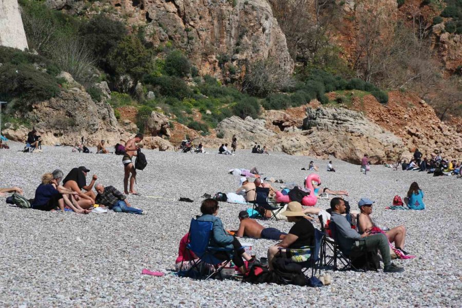 Antalya’da Ramazan Ayı Öncesi Konyaaltı Sahili Doldu Taştı