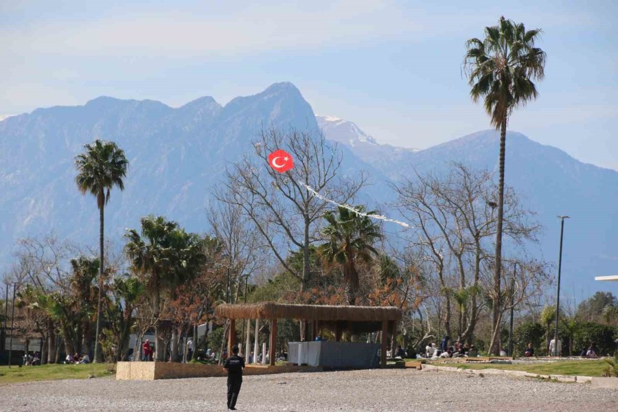 Antalya’da Ramazan Ayı Öncesi Konyaaltı Sahili Doldu Taştı