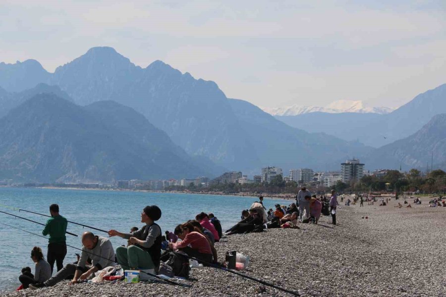 Antalya’da Ramazan Ayı Öncesi Konyaaltı Sahili Doldu Taştı