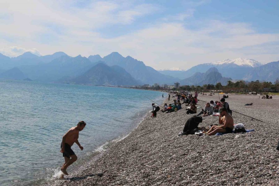 Antalya’da Ramazan Ayı Öncesi Konyaaltı Sahili Doldu Taştı