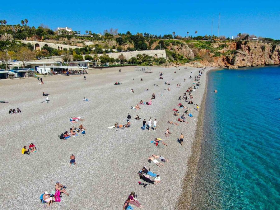 Antalya’da Ramazan Ayı Öncesi Konyaaltı Sahili Doldu Taştı