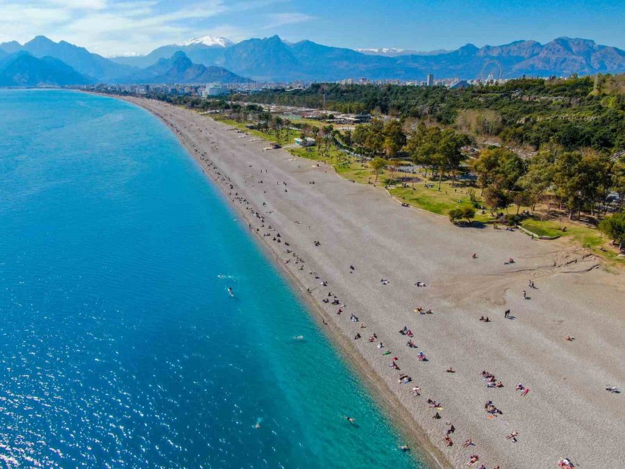 Antalya’da Ramazan Ayı Öncesi Konyaaltı Sahili Doldu Taştı