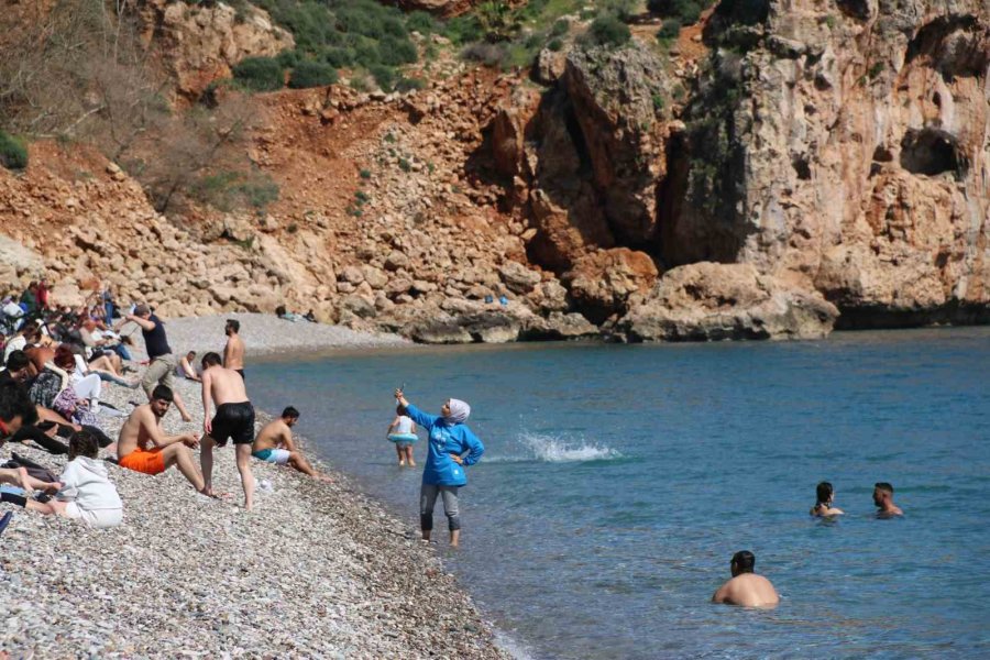 Antalya’da Ramazan Ayı Öncesi Konyaaltı Sahili Doldu Taştı