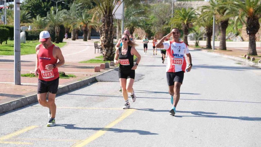 Alanya’da Atatürk Halk Koşusu Ve Yarı Maratonu Tamamlandı