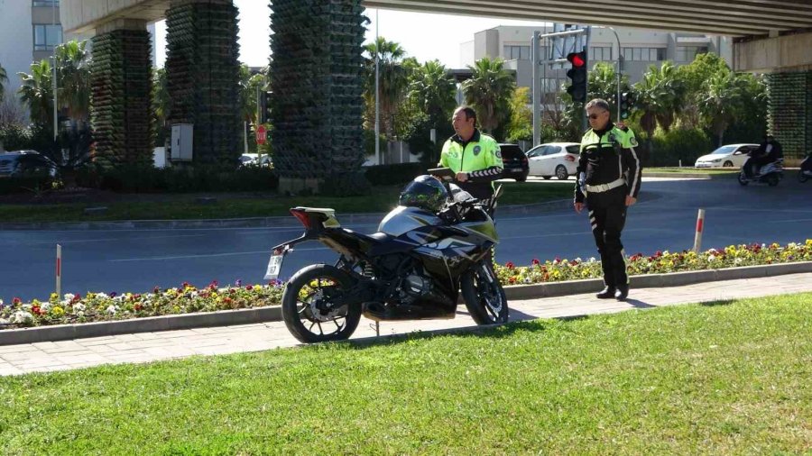 Kazada Yaralanan Arkadaşını Ve Motosikletini Olay Yerinden Kaçırdı