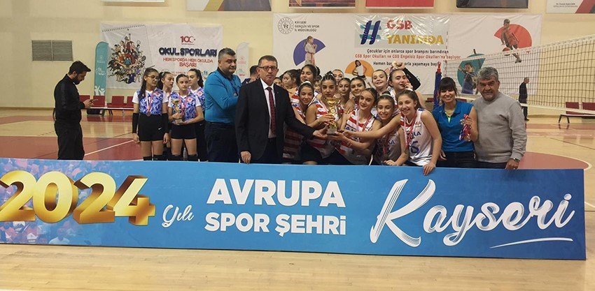 Midi Kızlarda Şampiyon Kayseri Voleybol Kulübü