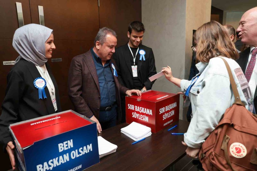 Başkan Böcek Gençlerle Gündüz Konserde, Akşam Kamp Ateşinde Buluştu