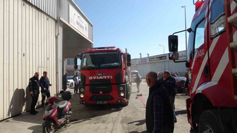 Oto Aksesuarı Yapılan İş Yeri Yangında Küle Döndü, Sahipleri Gözyaşı Döktü