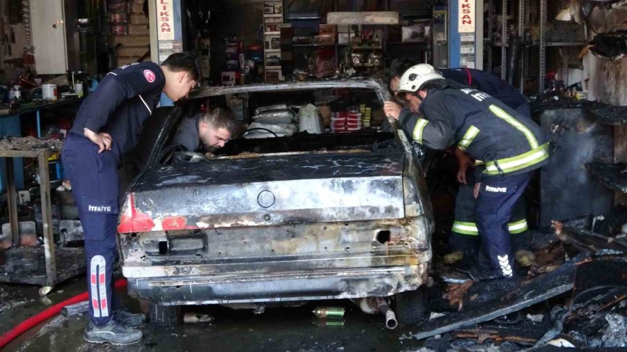 Oto Aksesuarı Yapılan İş Yeri Yangında Küle Döndü, Sahipleri Gözyaşı Döktü