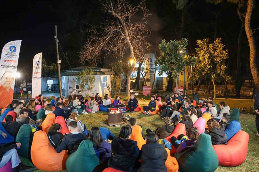 Başkan Böcek Gençlerle Gündüz Konserde, Akşam Kamp Ateşinde Buluştu