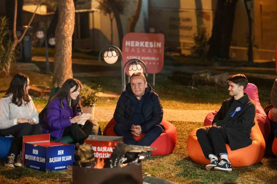 Başkan Böcek Gençlerle Gündüz Konserde, Akşam Kamp Ateşinde Buluştu