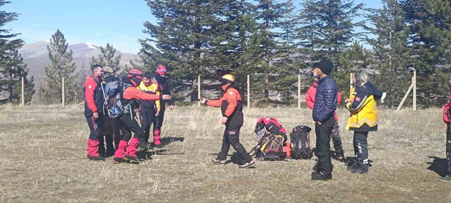 Niğde’de Kar Kütlesi Altında Kalan Dağcının Cesedi Helikopterle Alındı