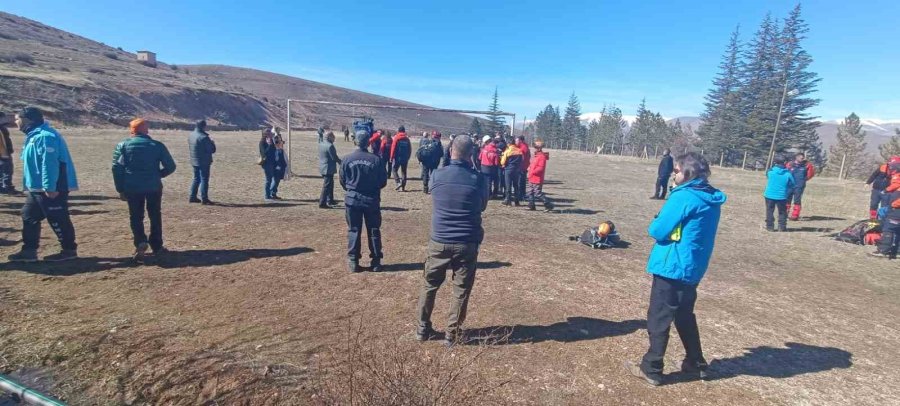 Niğde’de Kar Kütlesi Altında Kalan Dağcının Cesedi Helikopterle Alındı