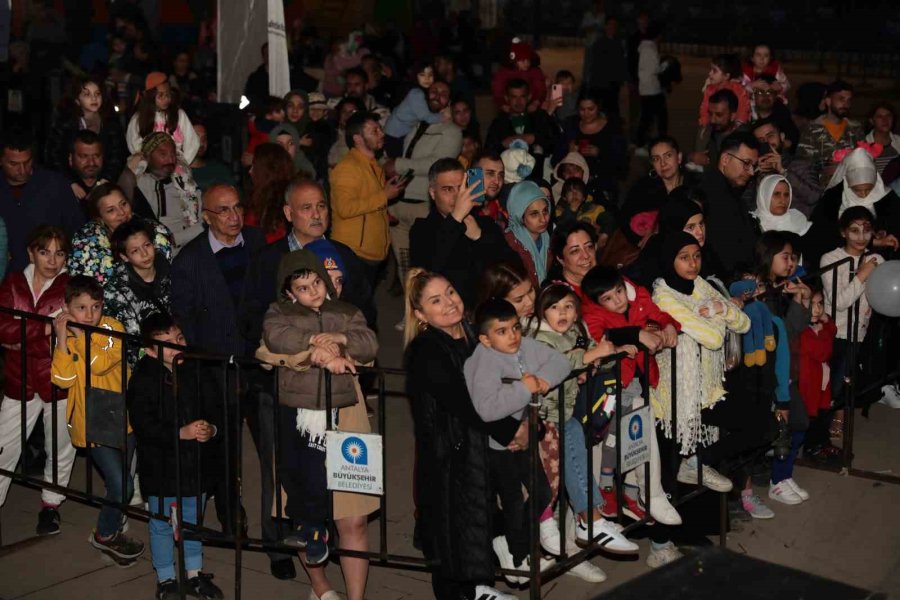 Büyükşehir Mobil Aşevi İftar Öncesi Sıcak Yemek Dağıtıyor