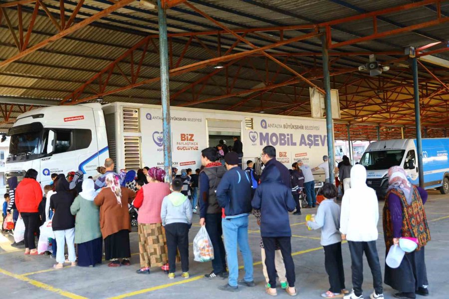 Büyükşehir Mobil Aşevi İftar Öncesi Sıcak Yemek Dağıtıyor