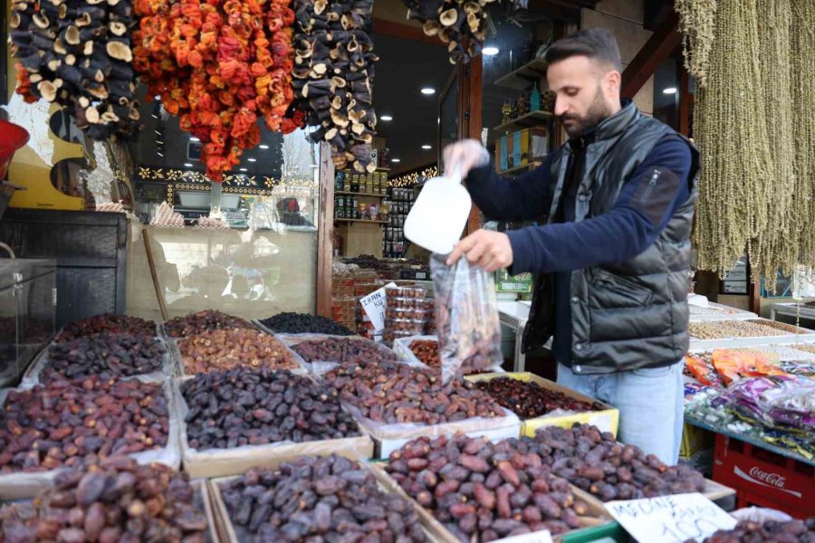 İftar Ve Sahur Sofralarının Vazgeçilmezi Hurma