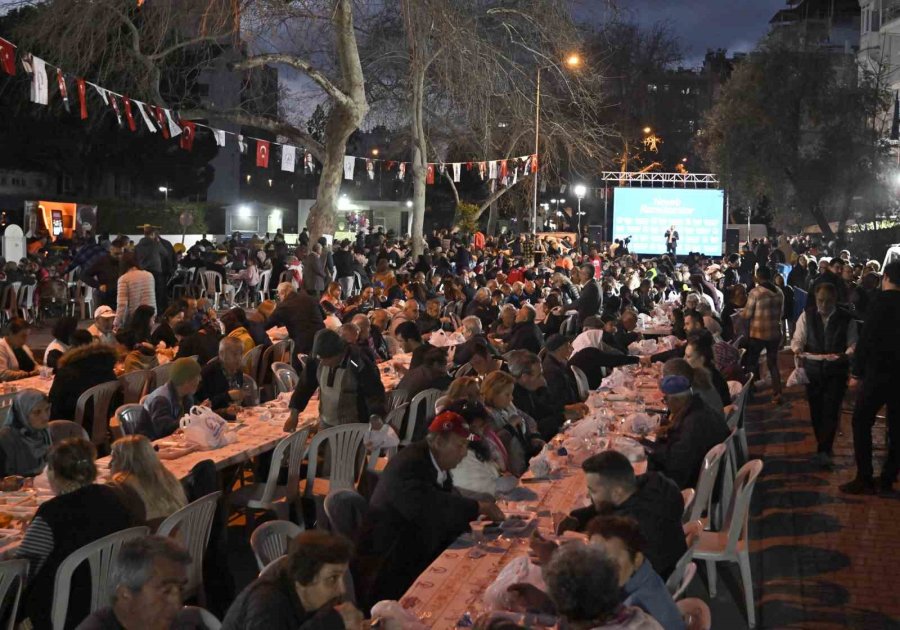 Muratpaşa’da İlk İftar Yemeği Beş Şehitler Parkı’nda Verildi