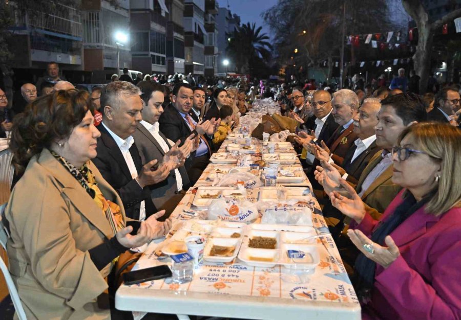 Muratpaşa’da İlk İftar Yemeği Beş Şehitler Parkı’nda Verildi