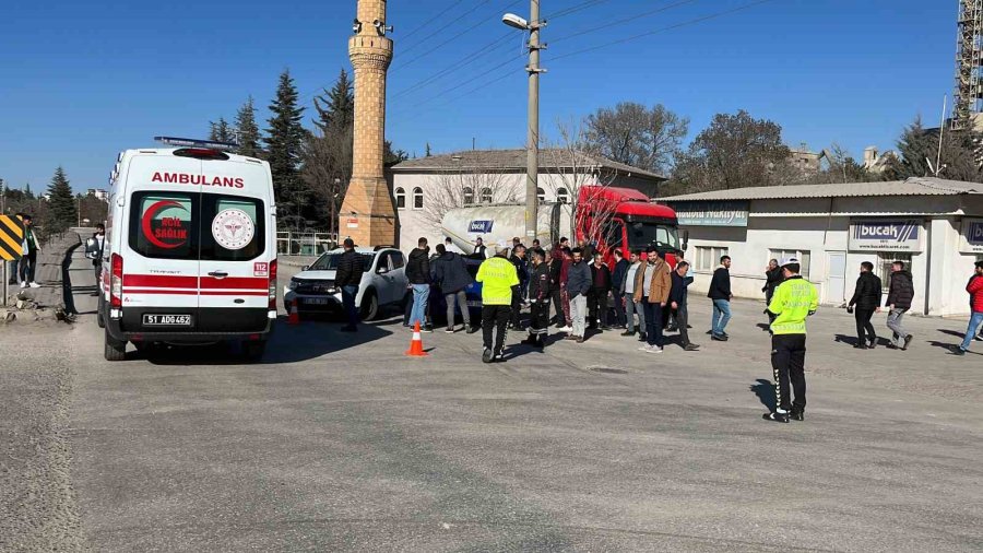 Otomobiller Kavşakta Çarpıştı: 3 Yaralı