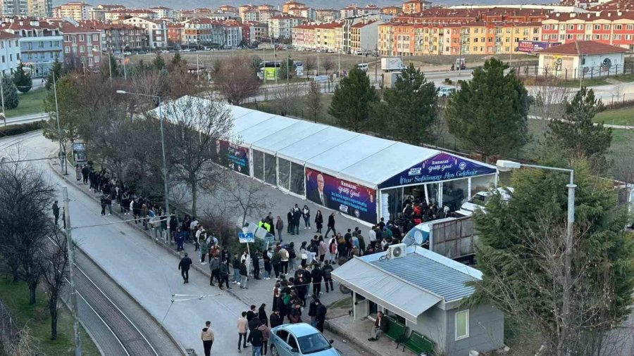 Başkan Kurt İlk İftarını Büyükdere Mahallesi’ndeki İftar Çadırında Yaptı