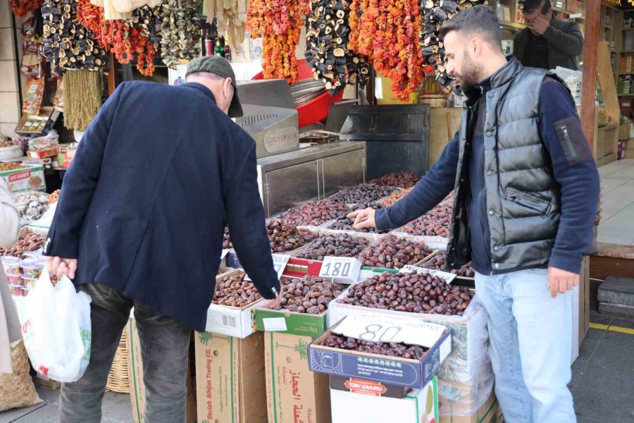 İftar Ve Sahur Sofralarının Vazgeçilmezi Hurma