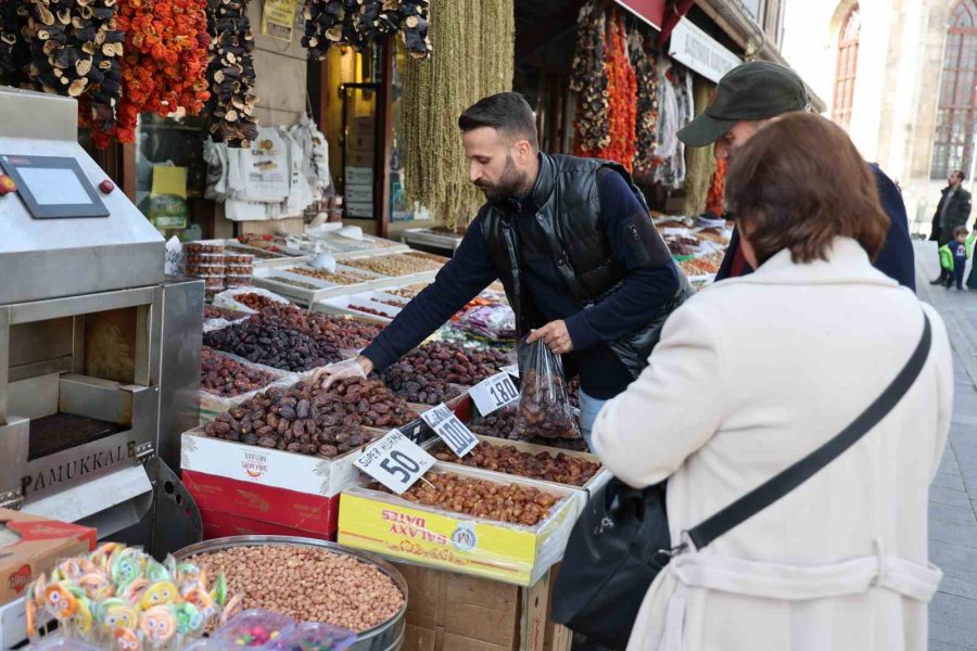 İftar Ve Sahur Sofralarının Vazgeçilmezi Hurma