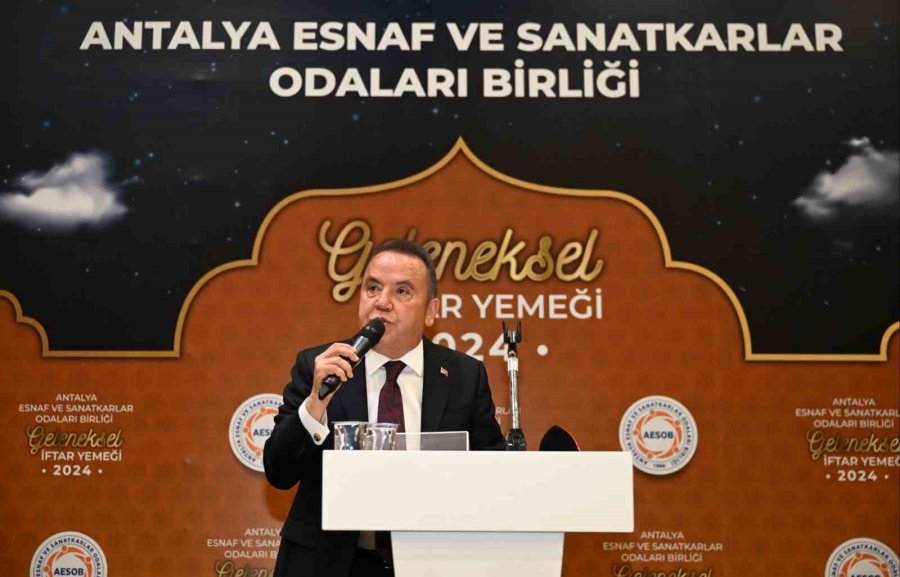 Başkan Böcek İftarını Konyaaltı’nda Esnaf Sofrasında Yaptı