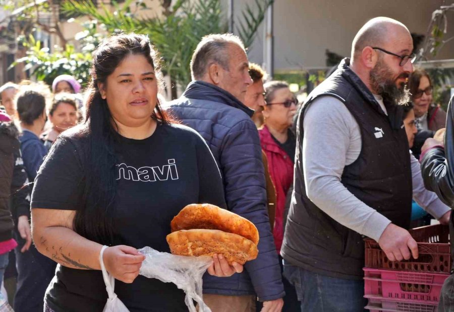 Antalya’da Gizli Hayırseverden Gelen Ücretsiz Pide Kuyruğu