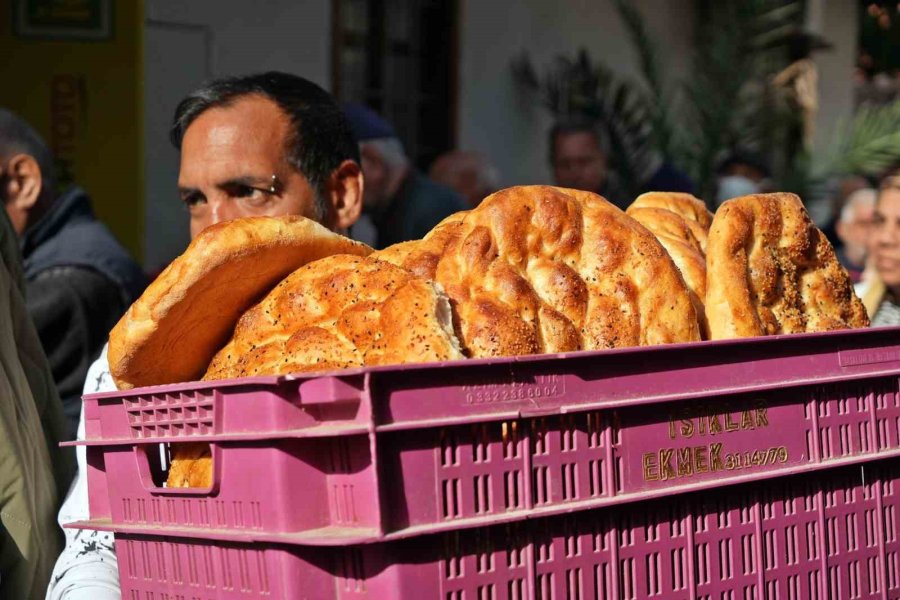 Antalya’da Gizli Hayırseverden Gelen Ücretsiz Pide Kuyruğu