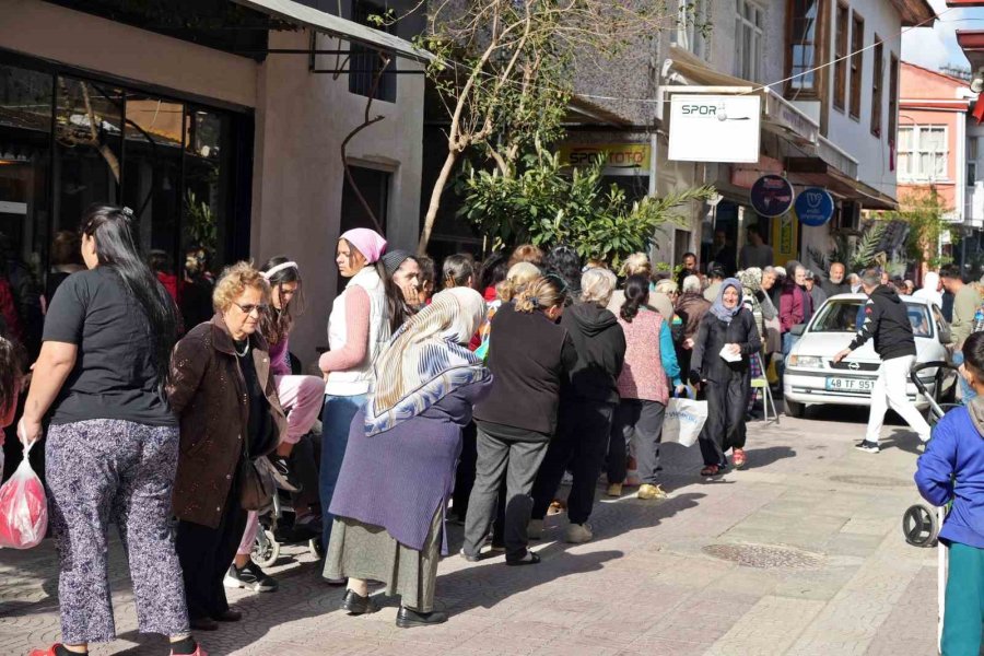 Antalya’da Gizli Hayırseverden Gelen Ücretsiz Pide Kuyruğu