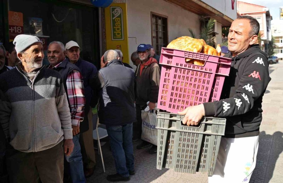 Antalya’da Gizli Hayırseverden Gelen Ücretsiz Pide Kuyruğu