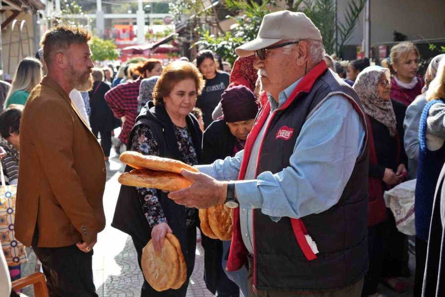 Antalya’da Gizli Hayırseverden Gelen Ücretsiz Pide Kuyruğu