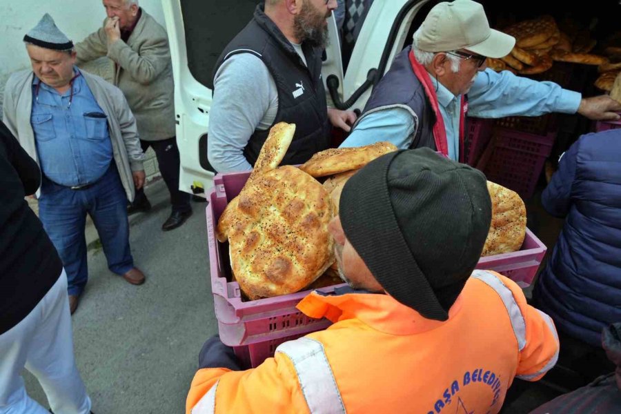 Antalya’da Gizli Hayırseverden Gelen Ücretsiz Pide Kuyruğu