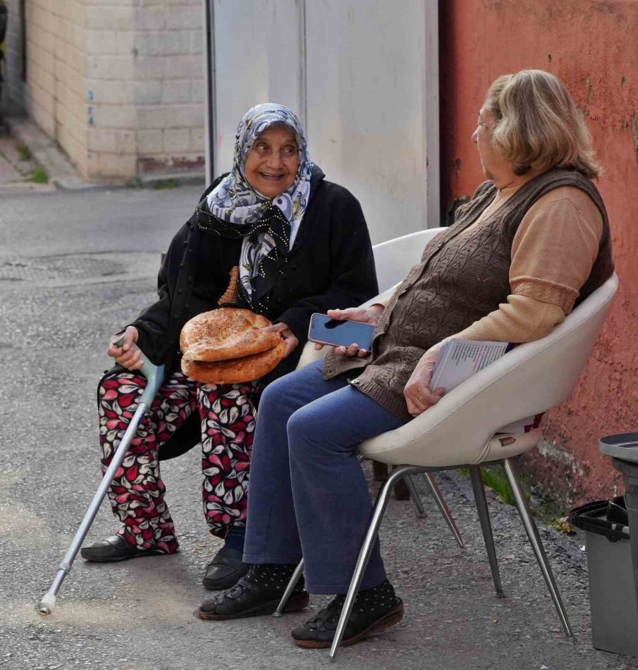 Antalya’da Gizli Hayırseverden Gelen Ücretsiz Pide Kuyruğu