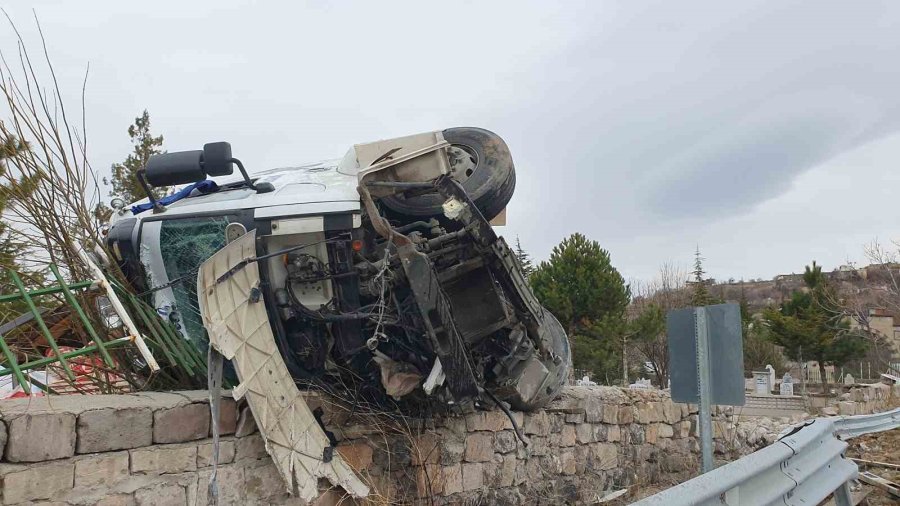 Virajı Alamayan Tır Mezarlığa Devrildi: 1 Yaralı