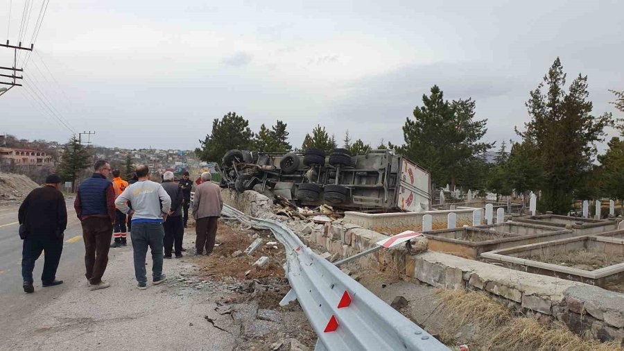 Virajı Alamayan Tır Mezarlığa Devrildi: 1 Yaralı