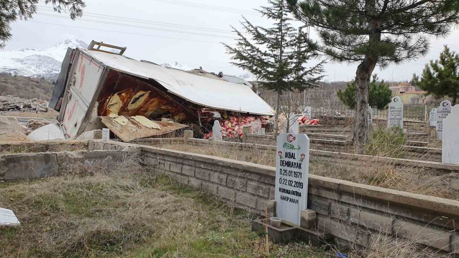 Virajı Alamayan Tır Mezarlığa Devrildi: 1 Yaralı