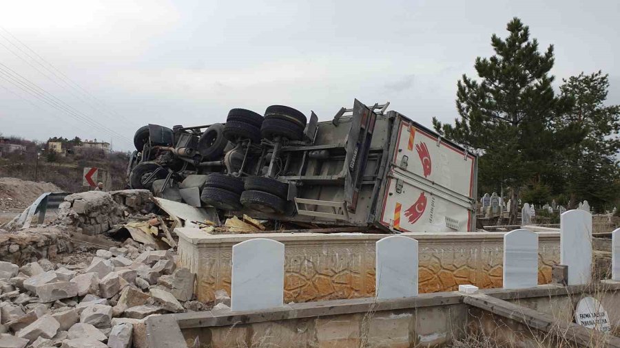 Virajı Alamayan Tır Mezarlığa Devrildi: 1 Yaralı