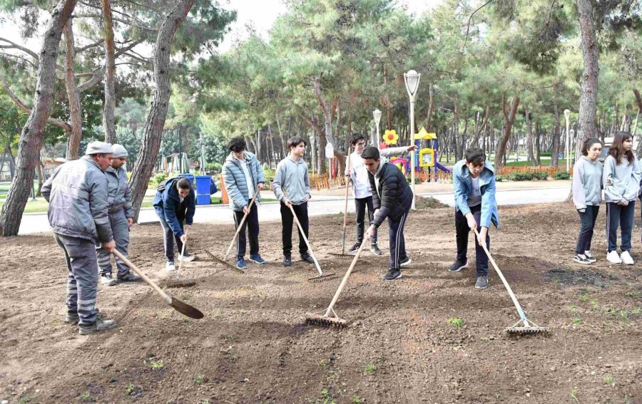 Konyaaltı’nda Öğrenciler Hayatpark’ı Çimlendirdi