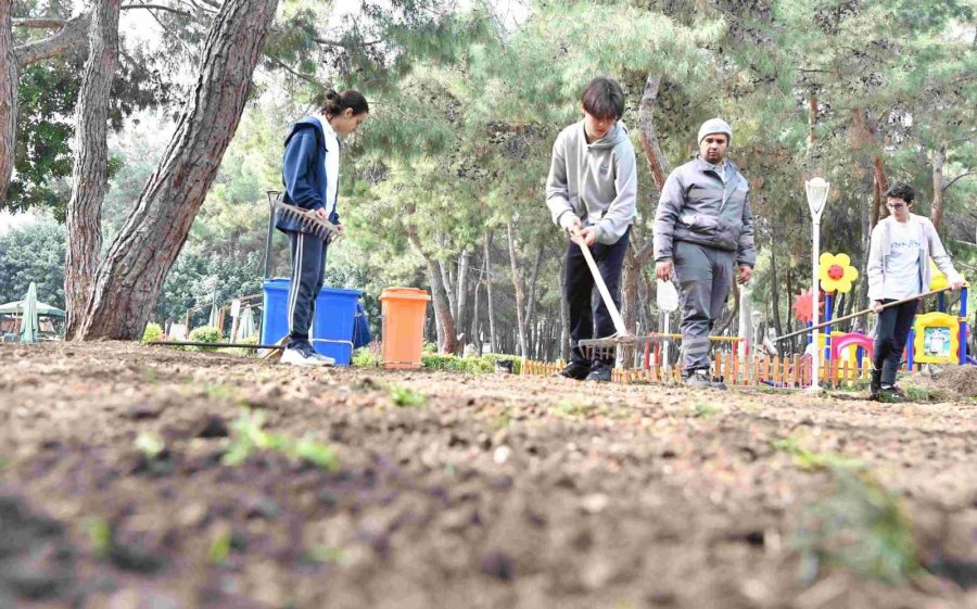 Konyaaltı’nda Öğrenciler Hayatpark’ı Çimlendirdi