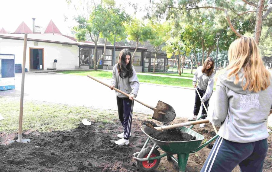 Konyaaltı’nda Öğrenciler Hayatpark’ı Çimlendirdi