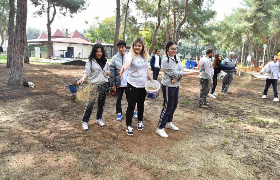 Konyaaltı’nda Öğrenciler Hayatpark’ı Çimlendirdi