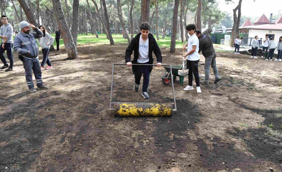 Konyaaltı’nda Öğrenciler Hayatpark’ı Çimlendirdi