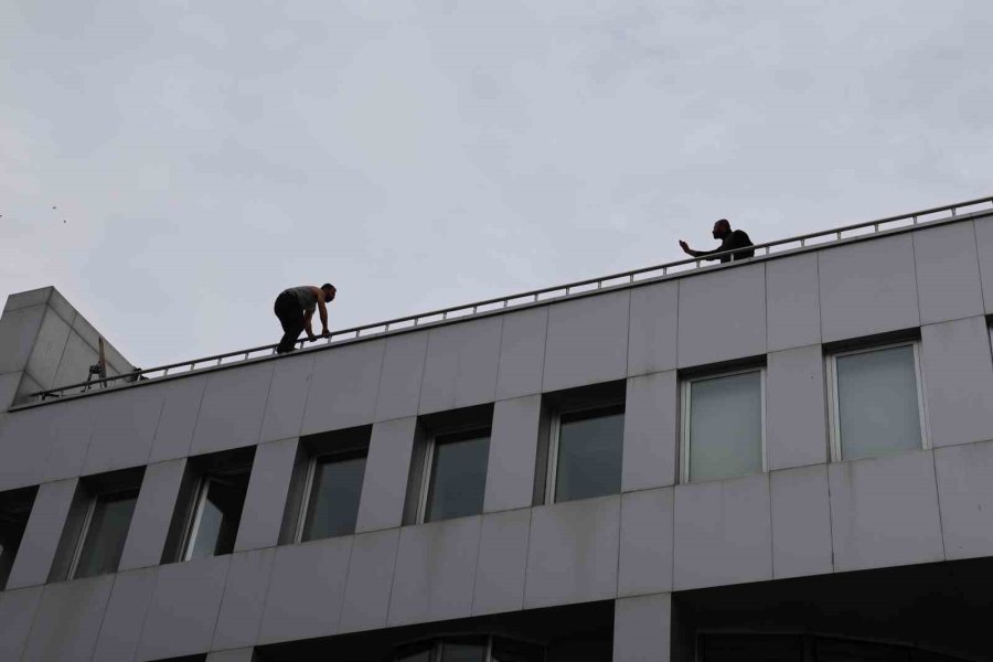 Konya’da Çatıya Çıkan Kişi, Polis Ekiplerince İkna Edildi