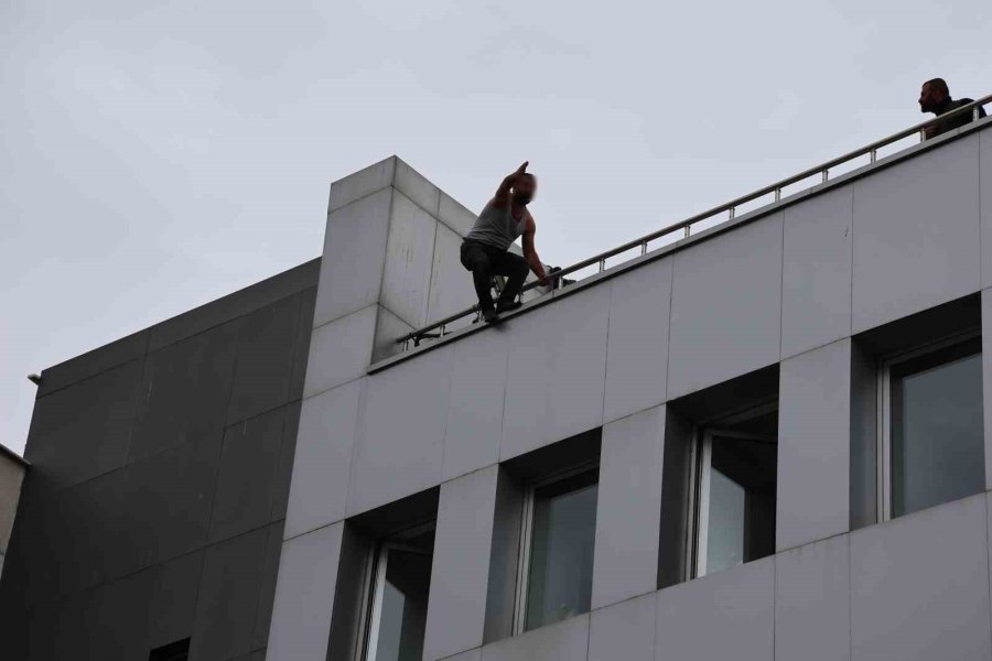 Konya’da Çatıya Çıkan Kişi, Polis Ekiplerince İkna Edildi