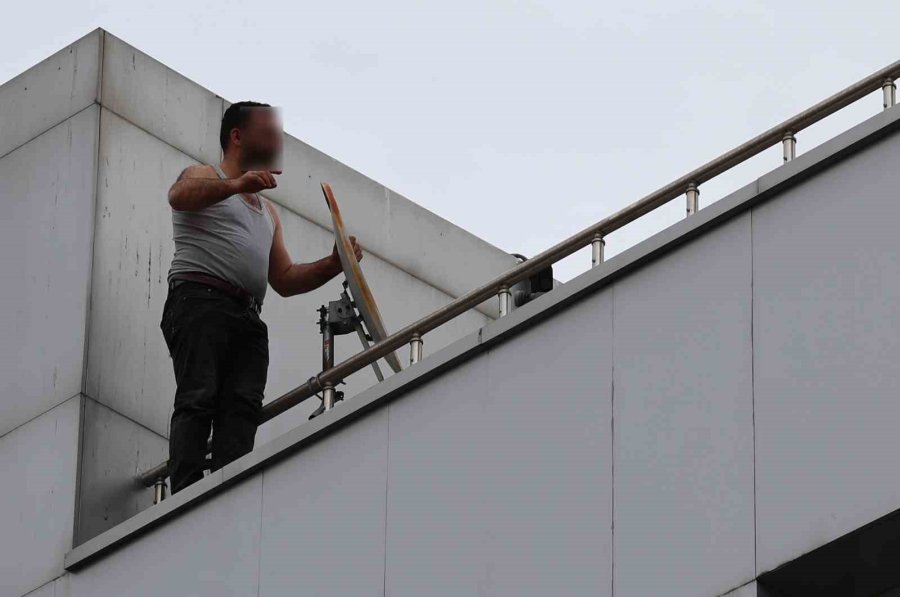 Konya’da Çatıya Çıkan Kişi, Polis Ekiplerince İkna Edildi