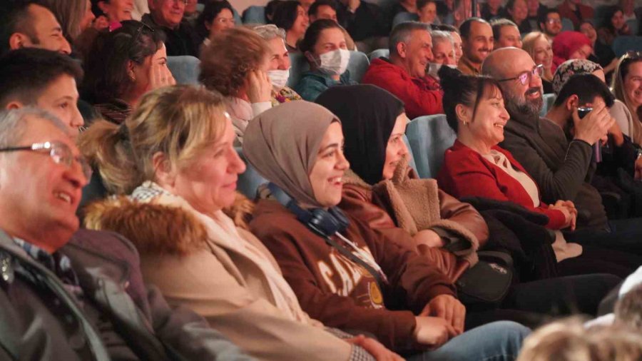 Tarsus’ta ’benimle Delirir Misin?’ Oyunu Seyircisiyle Buluştu