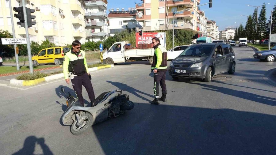 Otomobille Motosiklet Çarpıştı: 1 Yaralı