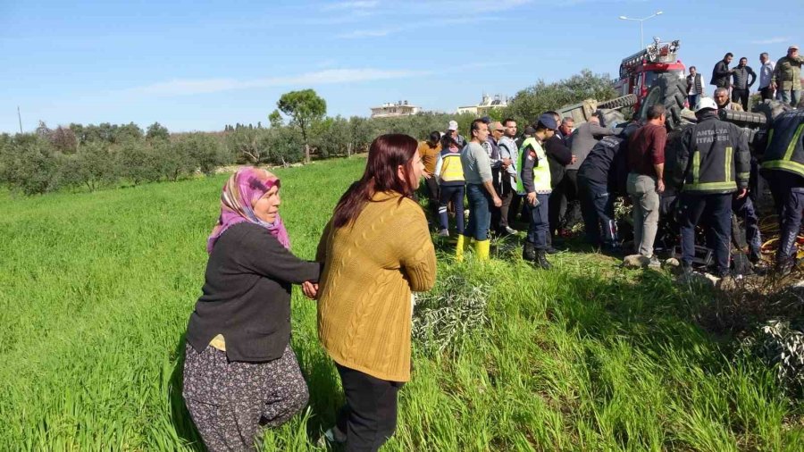 Devrilen Traktörün Altında Kalan Sürücüyü İtfaiye Ekipleri Kurtardı